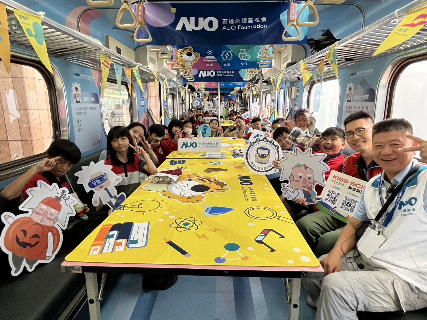 永續基金會參與「臺灣科普環島列車」，設計基礎科學車廂課程，以「淨零碳排和永續能源」為主題，讓學生透過創意實驗認識淨零知識，以及思考生活中的減碳行為