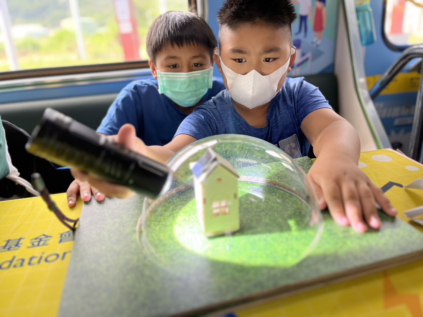參與基礎科學主題車廂，以STEAM教學精神，設計「逐日科學家」、「太陽能工程師」以及「淨零建築師」三大能源科普課程和實驗