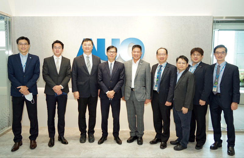 光電前進亞灣成立「AUO解決方案研發中心」，作為多元場域解決方案研發及試驗場域（圖中左為高雄市長陳其邁、圖中右為光電董事長彭双浪）